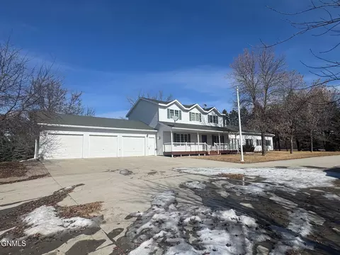 7100 Milky Way Rd, Bismarck, ND 58503