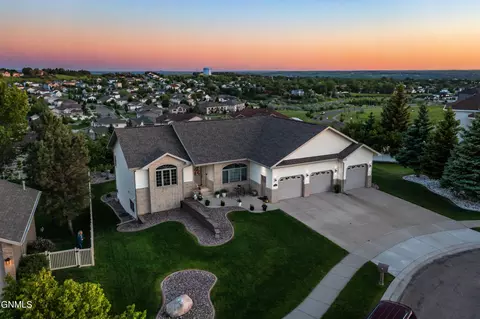 807 Saddle Ridge Rd, Bismarck, ND 58503