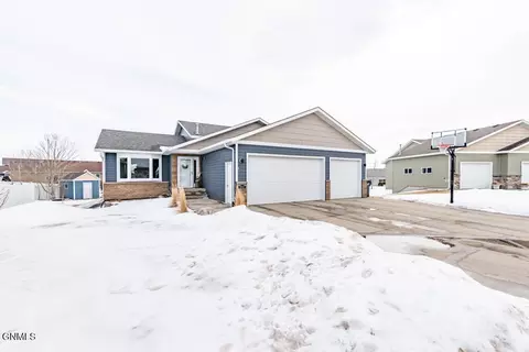 3707 Pebbleview Cir, Bismarck, ND 58503