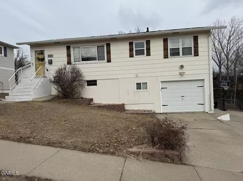 2914 E Ave C E, Bismarck, ND 58501