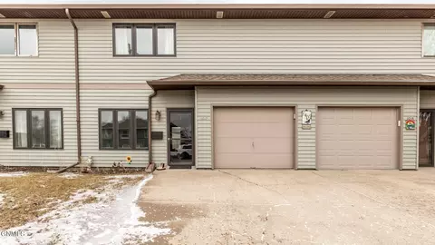 1017 E Bowen Ave, Bismarck, ND 58504