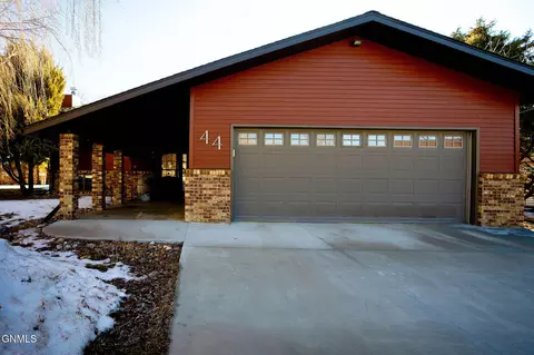 44 6th St SE, Carrington, ND 58421
