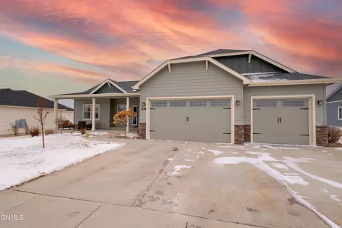 704 70th St E, Williston, ND 58801