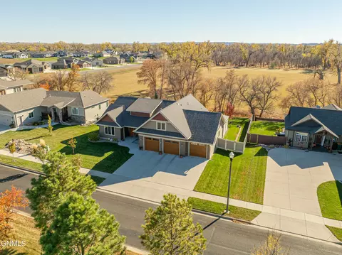 1019 Voyager Dr, Bismarck, ND 58504