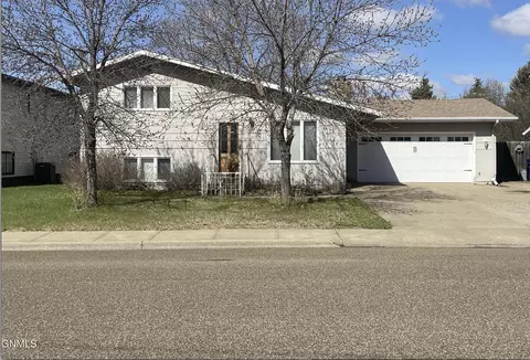 939 1st Ave W, Dickinson, ND 58601