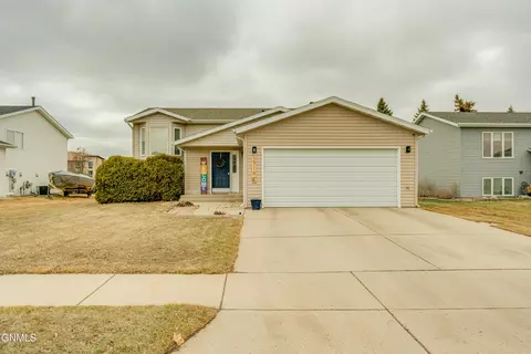 2716 Lexington Dr, Bismarck, ND 58503