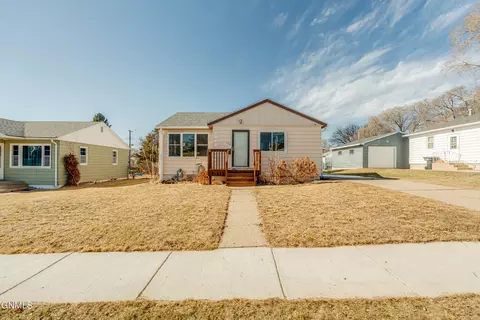 528 24 St, Bismarck, ND 58501