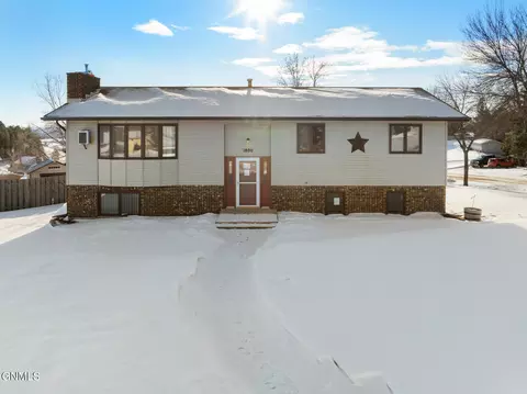 1800 Highland Dr NW, Minot, ND 58703