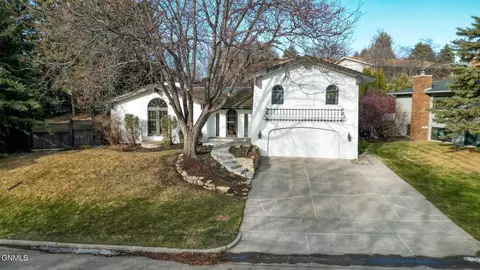 1108 N Parkview Dr, Bismarck, ND 58501