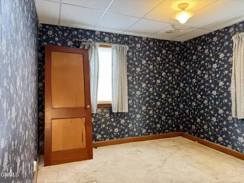 Bedroom - 417 7th Ave W, Williston, ND 58801 photo 2 of 3