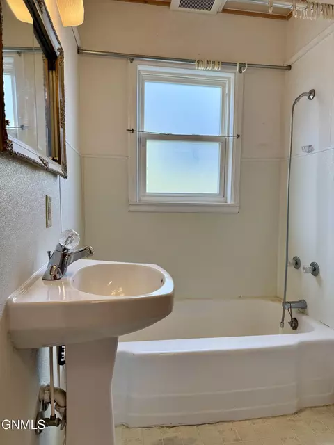 Bath - 417 7th Ave W, Williston, ND 58801 photo 1 of 1