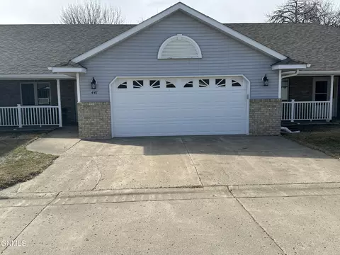441 3rd St SW, Jamestown, ND 58401
