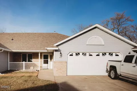 443 3rd St SW, Jamestown, ND 58401