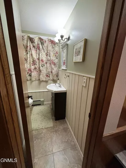 Bath - 421 11th St E, Williston, ND 58801 photo 1 of 4