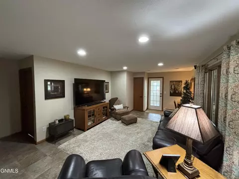 Living - 421 11th St E, Williston, ND 58801 photo 5 of 9