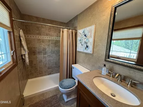 Bath - 421 11th St E, Williston, ND 58801 photo 4 of 4