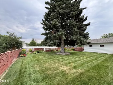 Exterior - 421 11th St E, Williston, ND 58801 photo 6 of 12