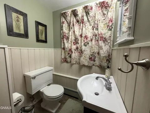 Bath - 421 11th St E, Williston, ND 58801 photo 2 of 4