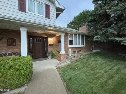 Exterior - 421 11th St E, Williston, ND 58801 photo 4 of 12