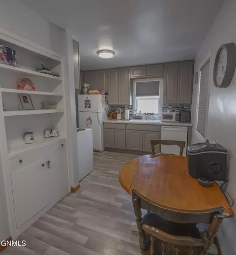 424 12th Ave W, Williston, ND 58801 photo 8
