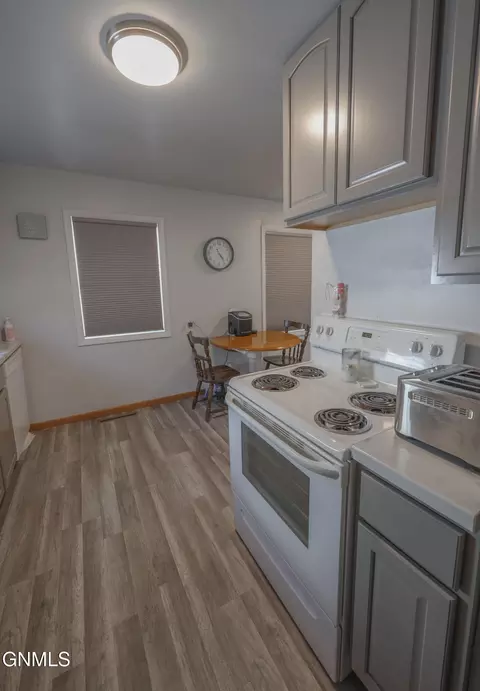 424 12th Ave W, Williston, ND 58801 photo 6