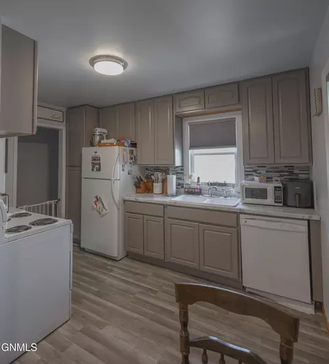 424 12th Ave W, Williston, ND 58801 photo 5