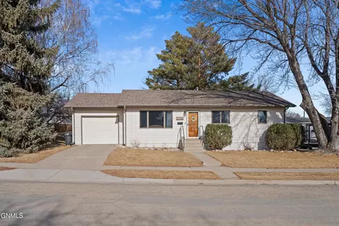 2938 E Avenue B, Bismarck, ND 58501
