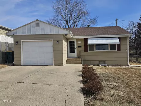 1611 13th St, Bismarck, ND 58501 photo 2