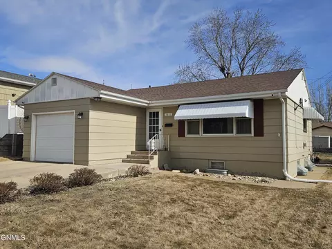 1611 13th St, Bismarck, ND 58501