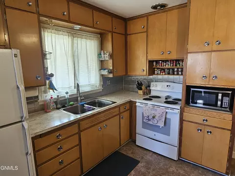 1611 13th St, Bismarck, ND 58501 photo 3