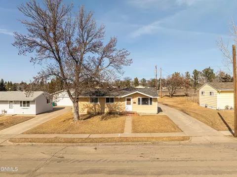 428 Turnpike Ave E, Bismarck, ND 58501