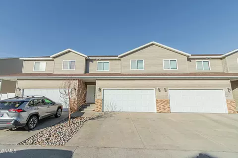 4265 Estate Dr S, Fargo, ND 58104