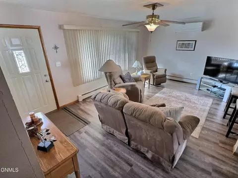 1802 6th Ave NW, Mandan, ND 58554 photo 3