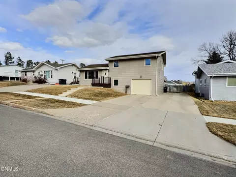 1802 6th Ave NW, Mandan, ND 58554