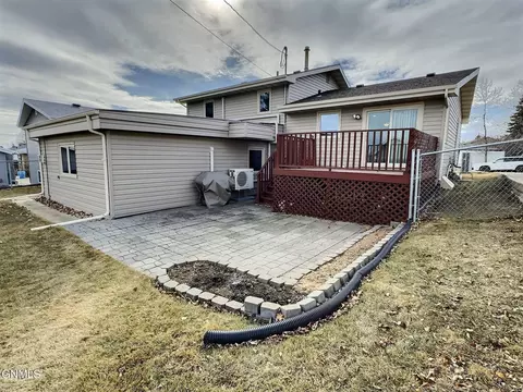 1802 6th Ave NW, Mandan, ND 58554 photo 2