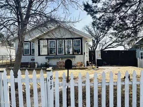 817 3rd Ave SE, Jamestown, ND 58401