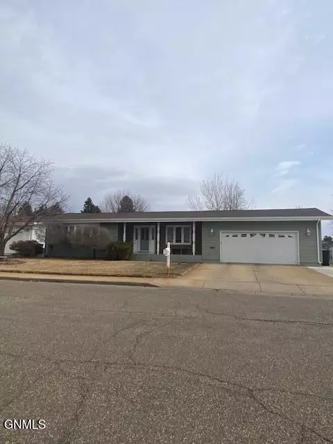 924 12th Ave W, Dickinson, ND 58601