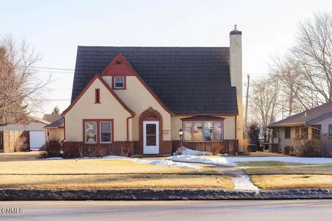 808 3rd St NE, Jamestown, ND 58401