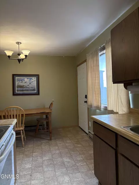 2615 19th Ave W, Williston, ND 58801 photo 9