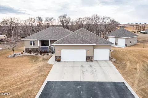 7524 Country Hills Dr, Bismarck, ND 58503