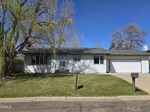 1107 Cypress Dr, Beulah, ND 58523