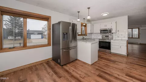 1107 Cypress Dr, Beulah, ND 58523 photo 8