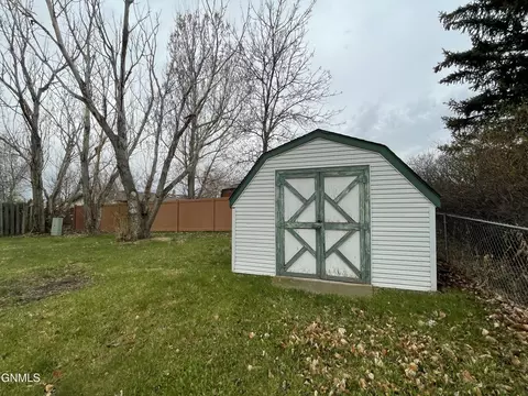 1107 Cypress Dr, Beulah, ND 58523 photo 35