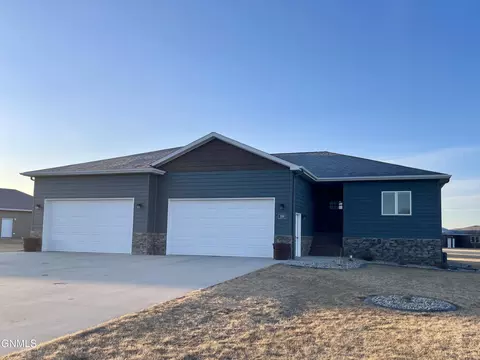 709 Evergreen Cir NW, Jamestown, ND 58401