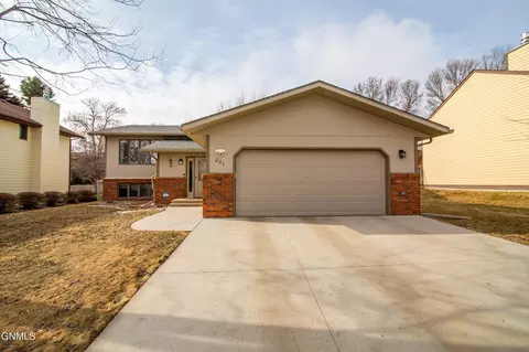 221 Edmonton Dr E, Bismarck, ND 58503