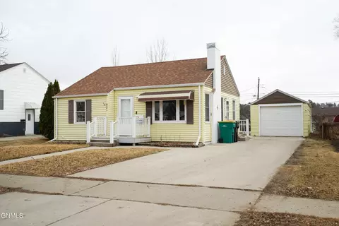 921 N 16th St, Bismarck, ND 58501