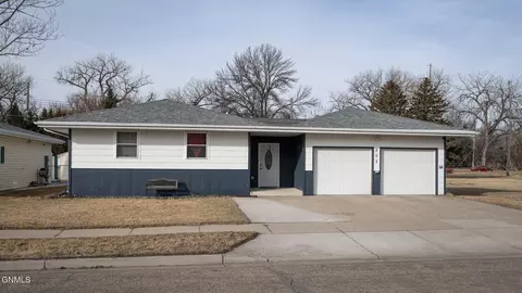 502 Meadow Ln, Bismarck, ND 58504