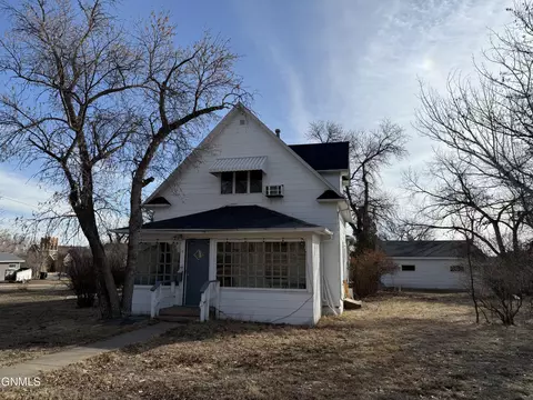 120 3rd St NW, Watford City, ND 58854