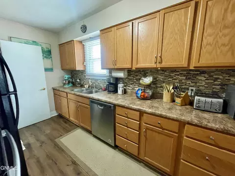 1011 E E, Bismarck, ND 58501 photo 13