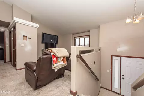 1259 6th St E, Dickinson, ND 58601 photo 11
